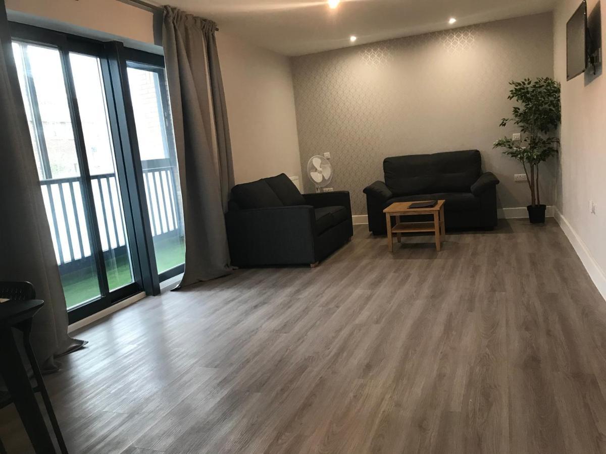 Apartments Heathrow - Hounslow Cranford Екстер'єр фото